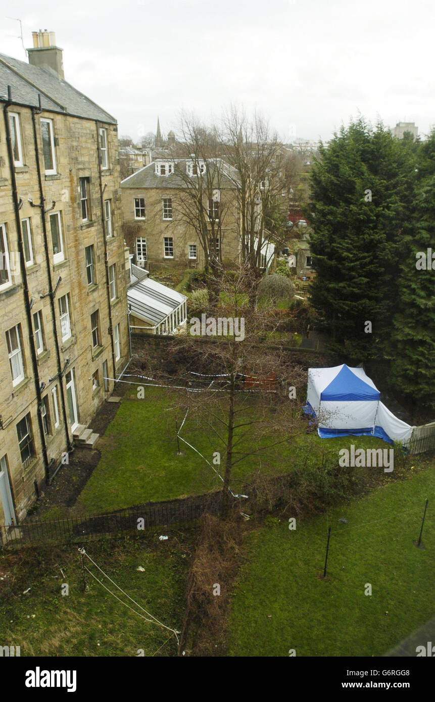 La scena nel giardino posteriore di Merchiston Avenue, a Edimburgo, dove è in corso un'indagine dopo che il corpo di un uomo è stato trovato in un giardino. Un portavoce della polizia di Lothian e Borders ha detto che i detective stavano seguendo una "linea d'inchiesta positiva". Foto Stock