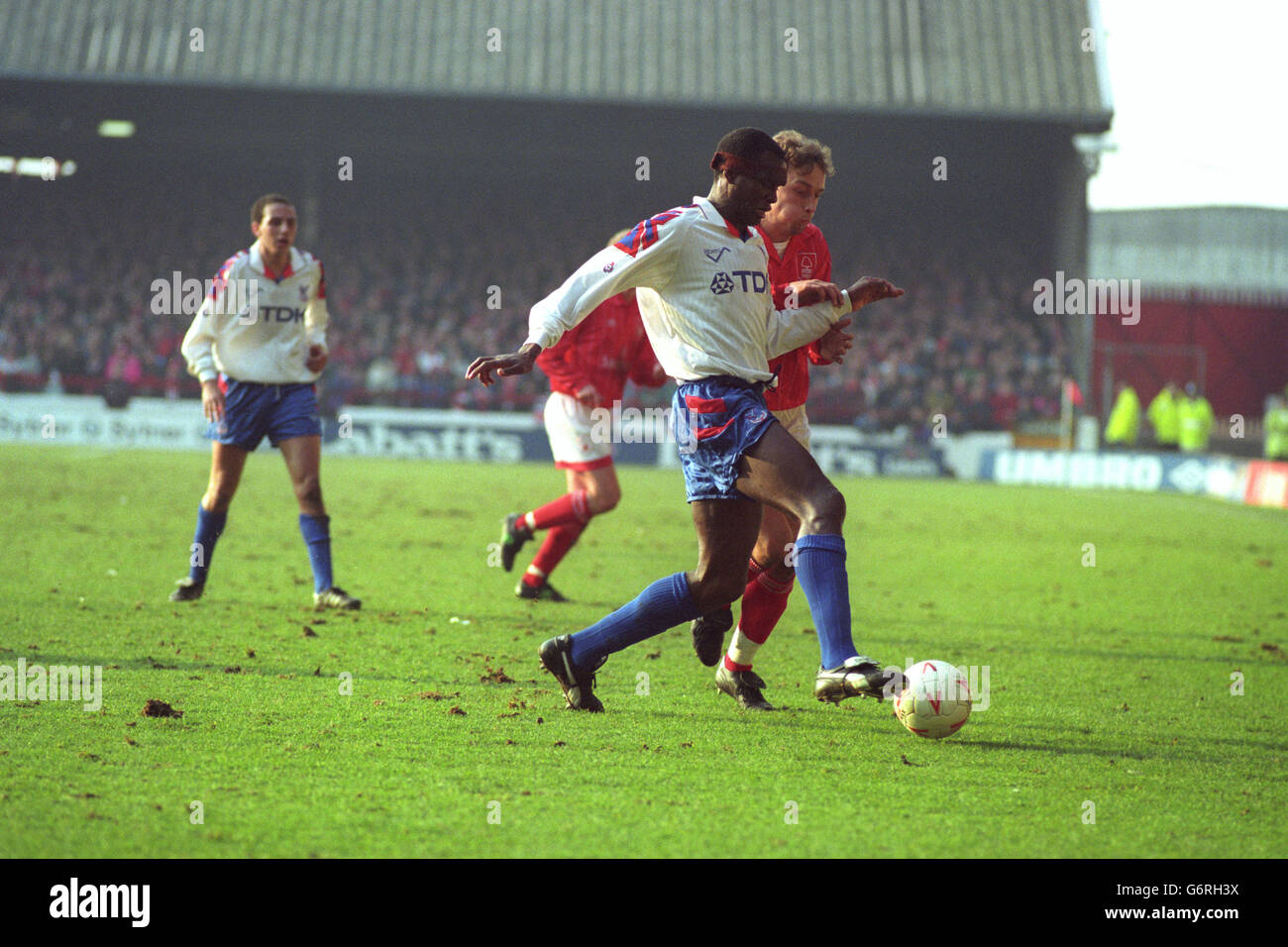 Ian Woan della foresta di Nottingham combatte per la palla contro Eric Young di Crystal Palace durante la partita della Endsleigh Division uno tenutasi a City Ground. Foto Stock