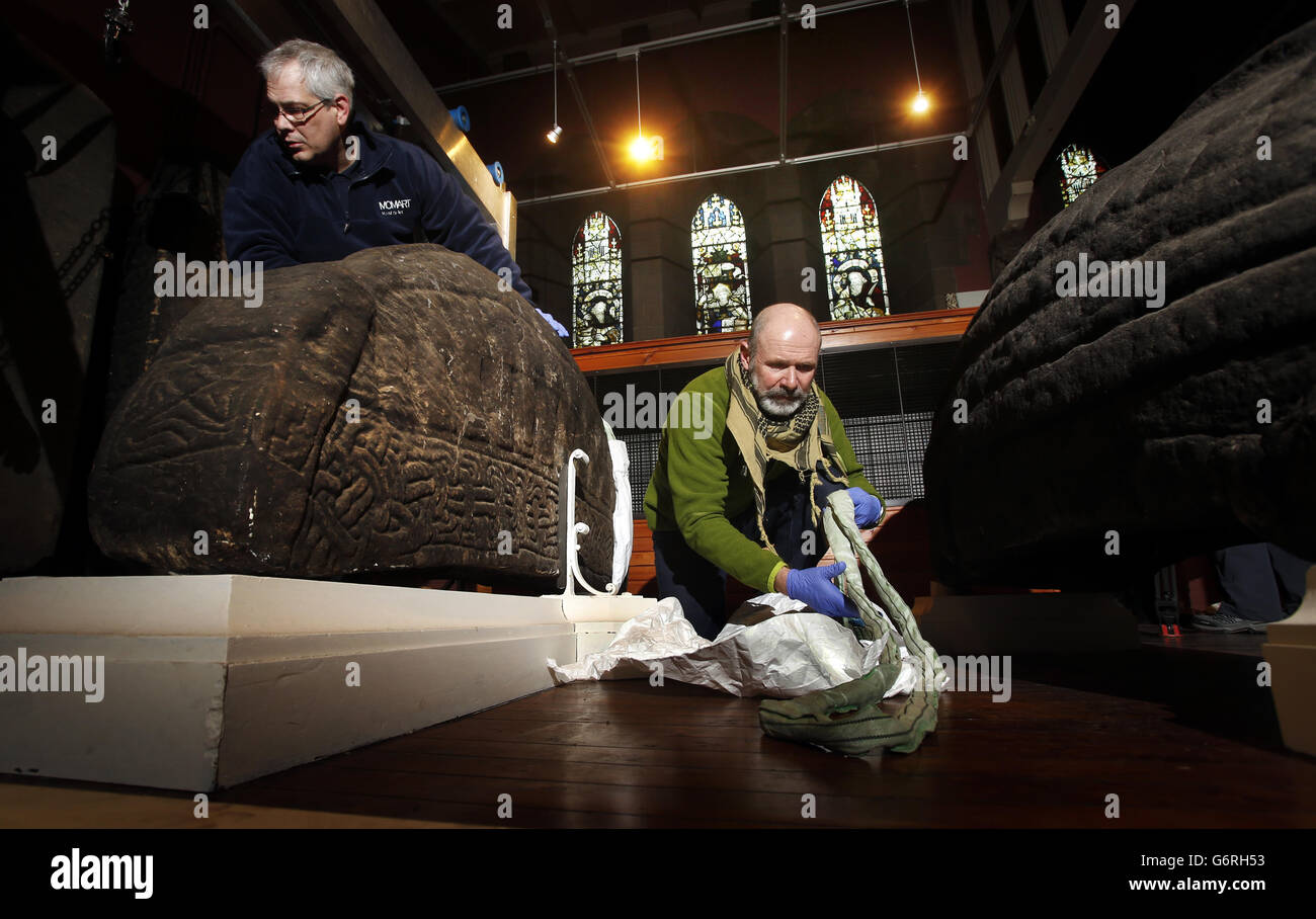 Una lapide del primo medioevo viene preparata alla vecchia chiesa di Govan in Scozia prima di essere trasferita a Londra per l'apertura di una nuova mostra. Foto Stock