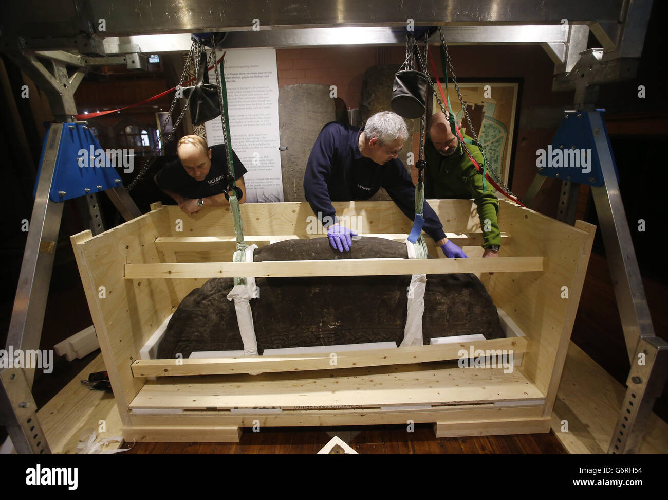 Una lapide del primo medioevo viene preparata alla vecchia chiesa di Govan in Scozia prima di essere trasferita a Londra per l'apertura di una nuova mostra. Foto Stock