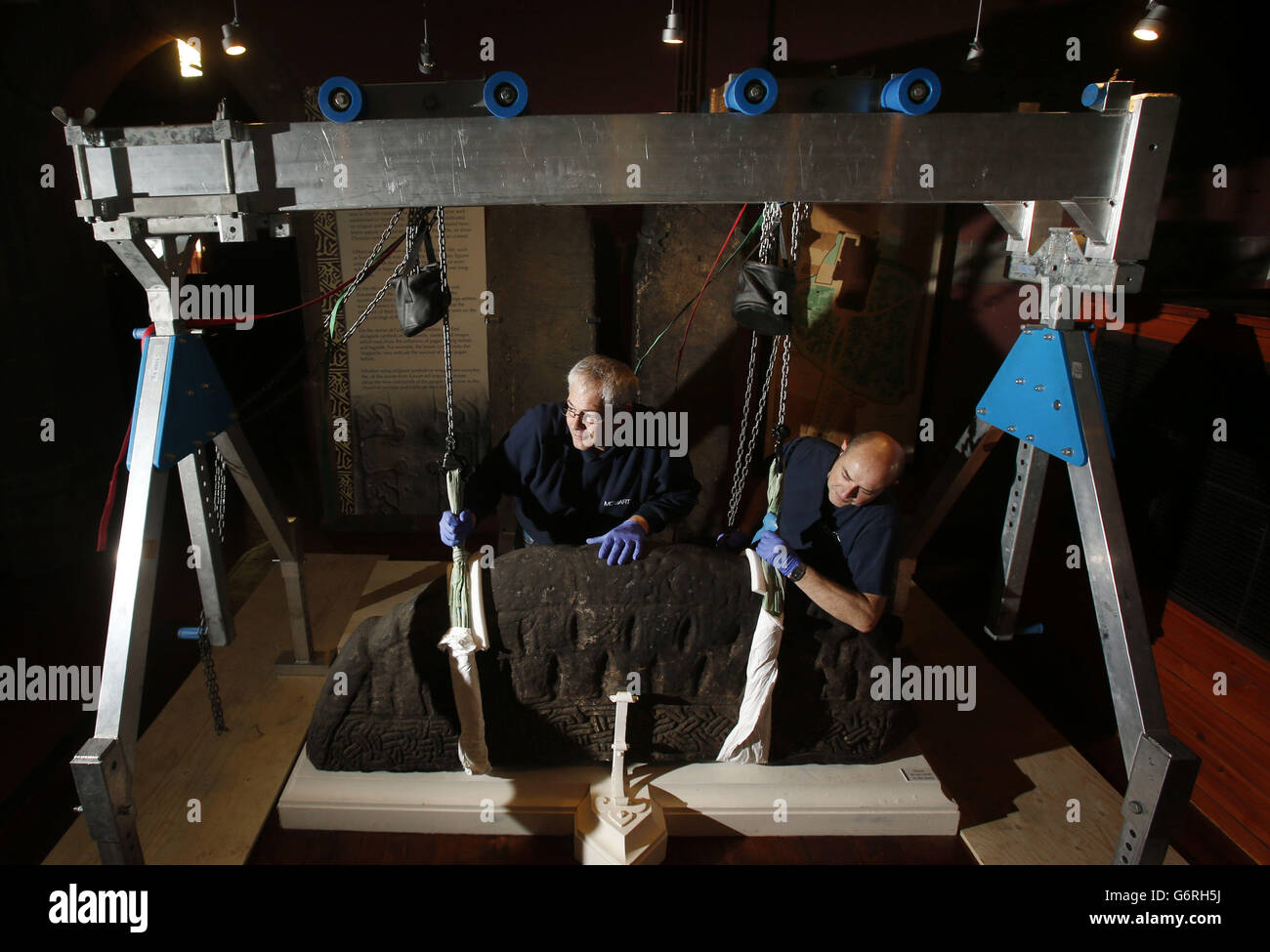 Una lapide del primo medioevo viene preparata alla vecchia chiesa di Govan in Scozia prima di essere trasferita a Londra per l'apertura di una nuova mostra. Foto Stock