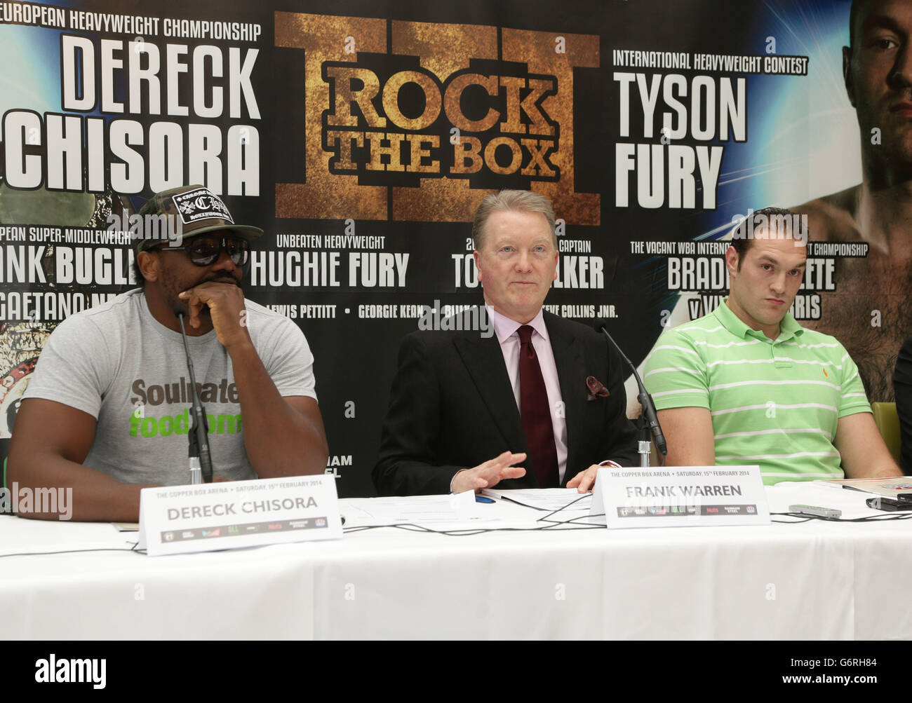 (Da sinistra a destra) Dereck Chisora, promotore Frank Warren e Tyson Fury durante la conferenza stampa al Fredericks Restaurant di Londra. Foto Stock