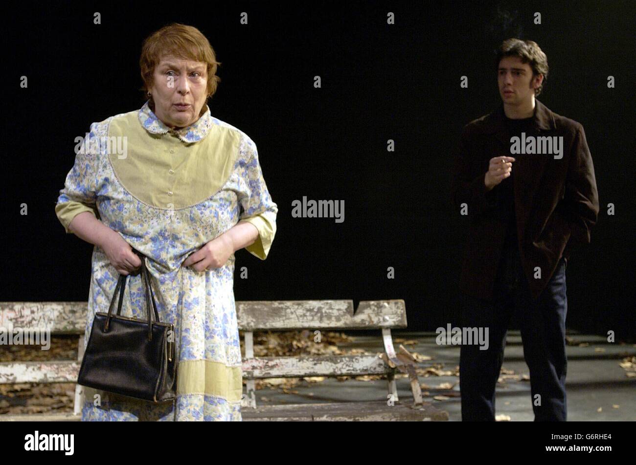 PAM Ferris e Ralf Little si esibiscono sul palco durante una prova per il loro nuovo gioco 'Notes on Falling Leaves' di Ayub Khan-DIN, al Jerwood Theatre al piano inferiore, parte del Royal Court Theatre, in Sloane Square a Londra. Foto Stock