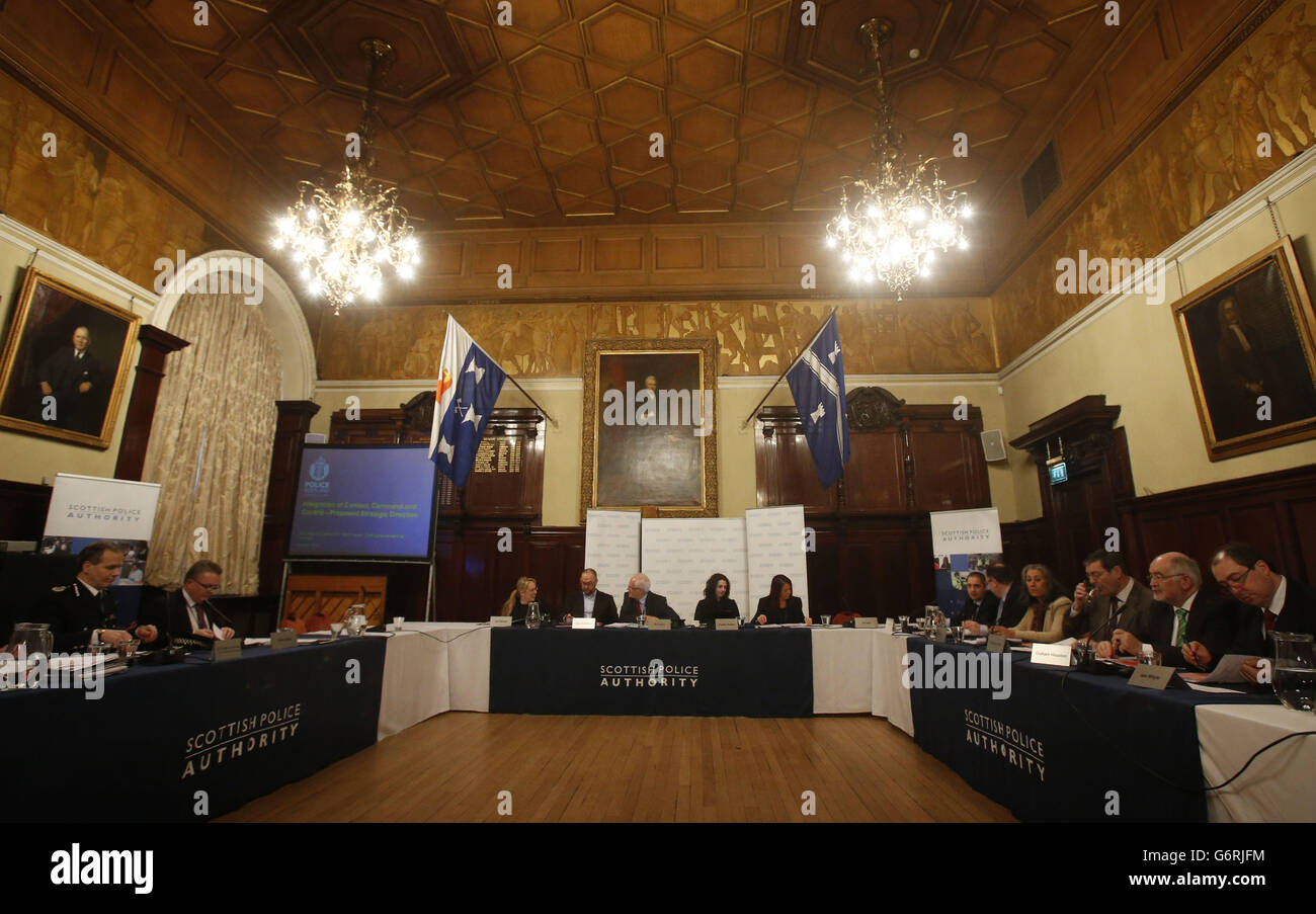 L'incontro dell'autorità di polizia scozzese presso la Trades Hall di Glasgow, Scozia. ASSOCIAZIONE foto. Data immagine: Giovedì 30 gennaio 2014. La chiusura di alcune sale di controllo della polizia verrà presa in considerazione oggi dall'autorità di polizia scozzese. Il piano della polizia Scozia prevede che il numero di sale di controllo che si occupano di chiamate di emergenza sia ridotto a cinque. Il credito fotografico deve essere: Danny Lawson/PA Wire Foto Stock