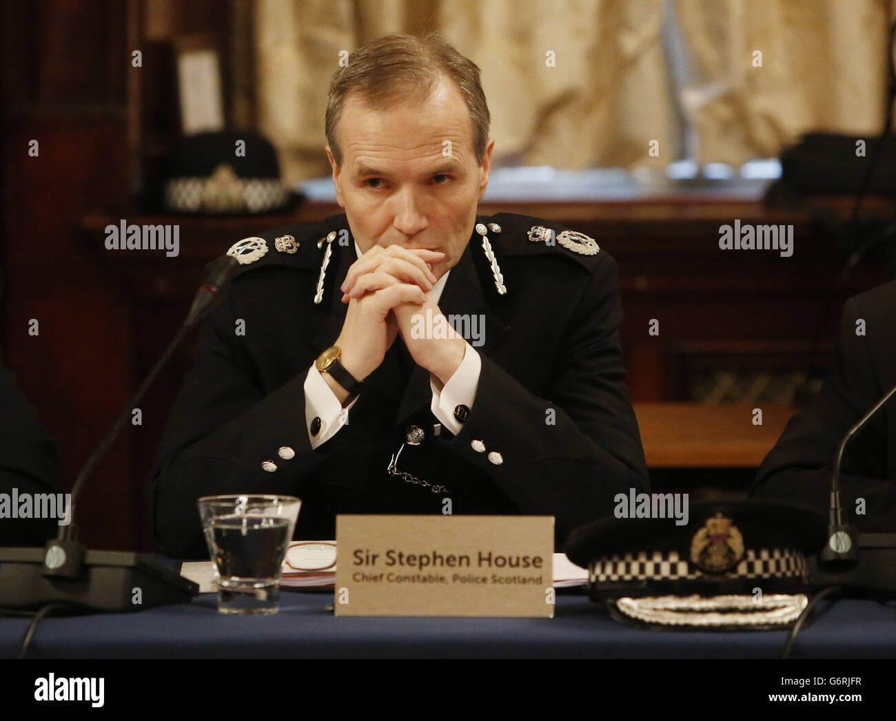 Capo della polizia di Stato scozzese Sir Stephen House prima dell'incontro dell'autorità di polizia scozzese alla Trades Hall di Glasgow, Scozia. ASSOCIAZIONE foto. Data immagine: Giovedì 30 gennaio 2014. I piani per chiudere una serie di sale di controllo della polizia saranno presi in considerazione oggi dall'autorità di polizia Scozzese. Il piano della polizia scozzese vedrebbe il numero di sale di controllo che si occupano di chiamate di emergenza ridotto a cinque. Il credito fotografico dovrebbe essere: Danny Lawson/PA Wire Foto Stock