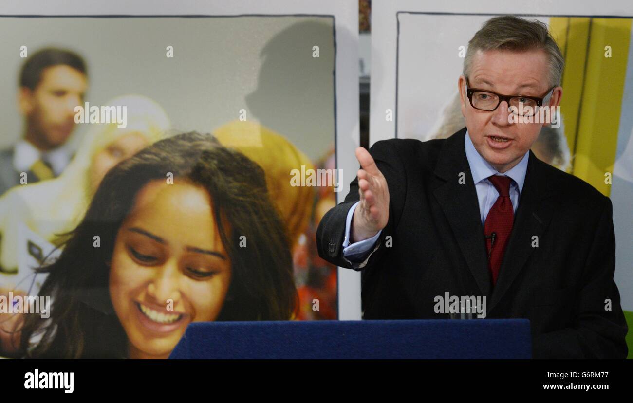 Il Segretario per l'Istruzione Michael Gove ha tenuto un discorso sulla riforma dell'istruzione alla London Academy of Excellence di Stratford, a est di Londra, poiché ha insistito sul fatto che il suo dipartimento non è una "galleria di cani da annuire" in mezzo a un avvertimento che non dovrebbe circondarsi di "sì uomini". Foto Stock