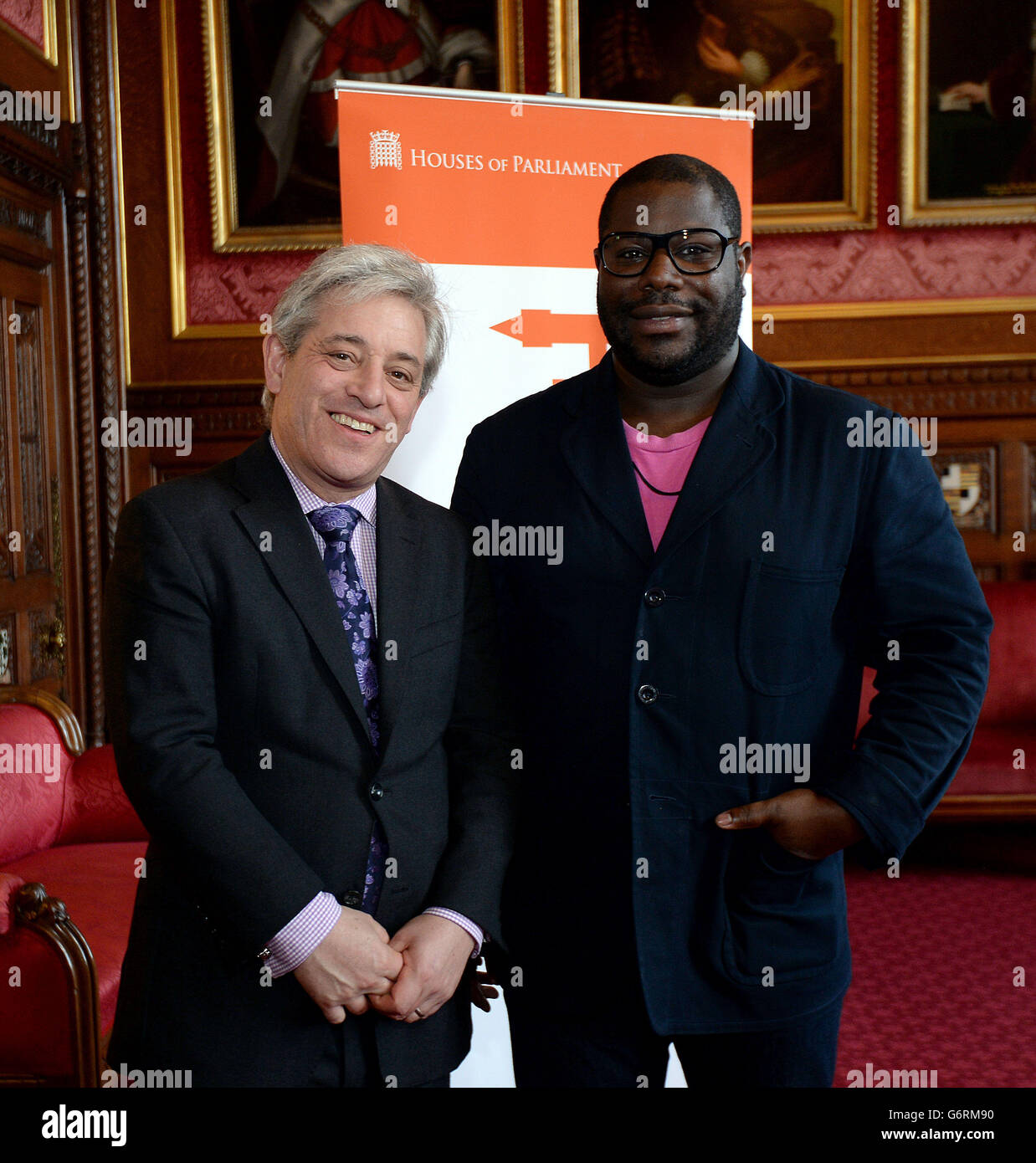 Il relatore della Camera dei Comuni John Bercow (a sinistra) si trova con il regista Steve McQueen prima di una proiezione del suo film '12 anni UNO schiavo' nominato Oscar presso le Camere del Parlamento. Foto Stock