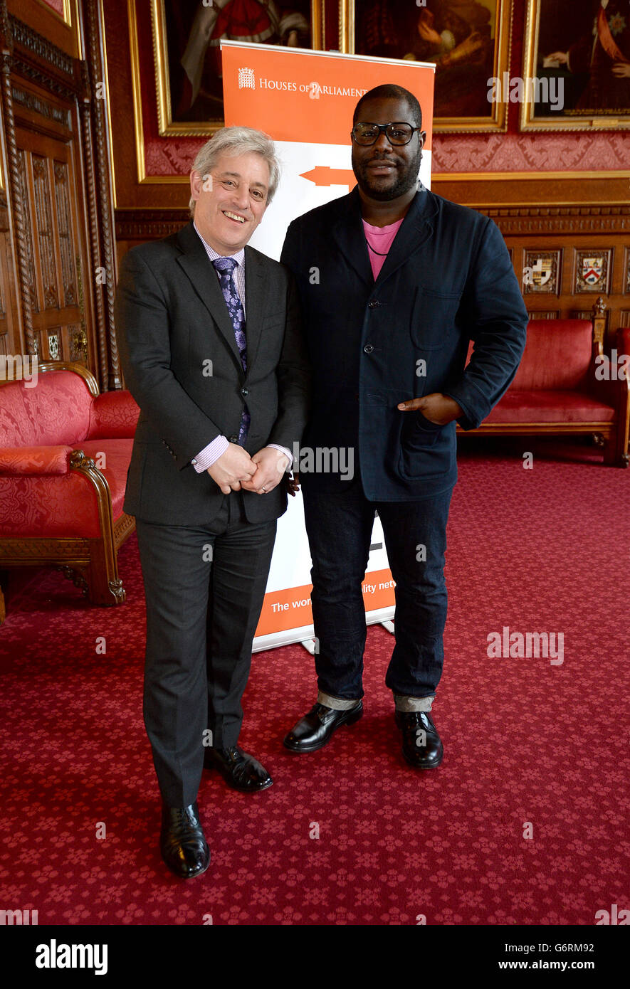 Il relatore della Camera dei Comuni John Bercow (a sinistra) si trova con il regista Steve McQueen prima di una proiezione del suo film '12 anni UNO schiavo' nominato Oscar presso le Camere del Parlamento. Foto Stock