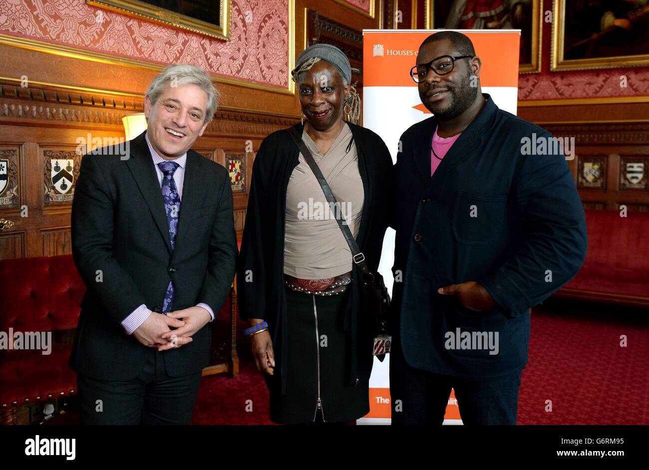 Relatore della Camera dei Comuni John Bercow (a sinistra) e Baronessa Young of Hornsey (al centro) stanno con il regista Steve McQueen prima di una proiezione del suo film '12 anni UNO schiavo' al Parlamento. Foto Stock