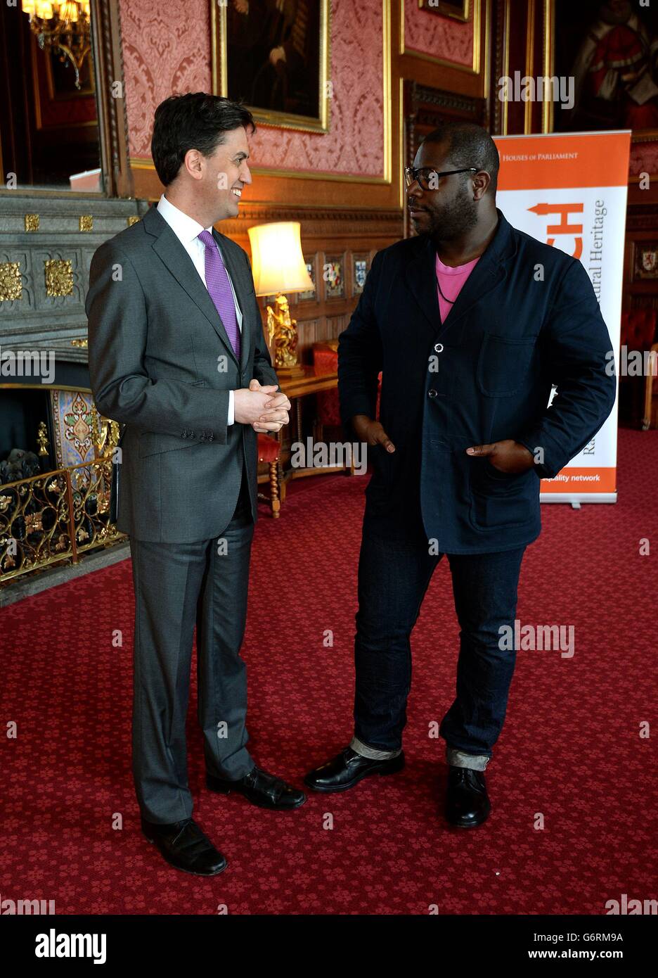 Il leader del lavoro ed Miliband (a sinistra) parla con il regista Steve McQueen prima di una proiezione del suo film '12 anni UNO schiavo' nominato da Oscar presso le Camere del Parlamento. Foto Stock