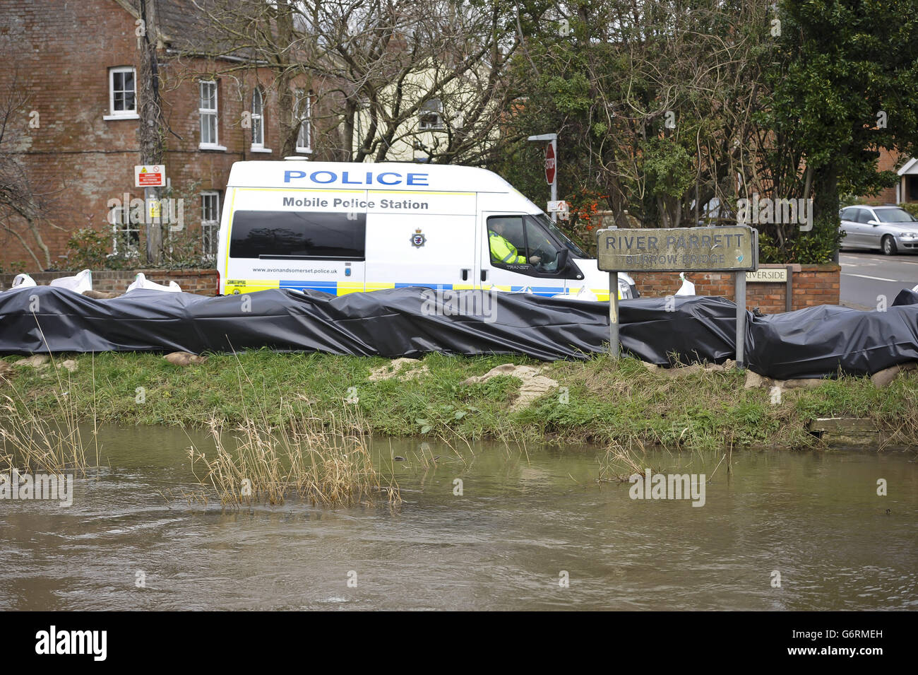 Una stazione di polizia mobile viene temporaneamente spedita a Burrowbridge ai livelli del Somerset, che è stata colpita da inondazioni e ha visto un aumento dei furti in tutta l'area. Foto Stock