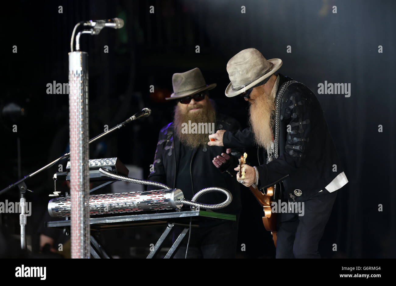 Polveroso e Hill Billy Gibbons degli ZZ Top eseguendo sulla fase della piramide presso il festival di Glastonbury, presso l'azienda agricola degna in Somerset. Foto Stock