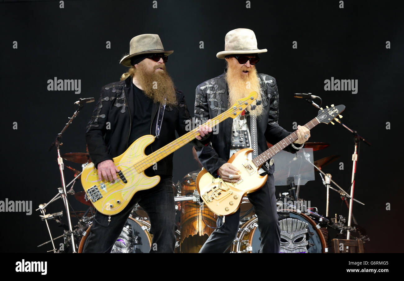 Polveroso e Hill Billy Gibbons degli ZZ Top eseguendo sulla fase della piramide presso il festival di Glastonbury, presso l'azienda agricola degna in Somerset. Foto Stock