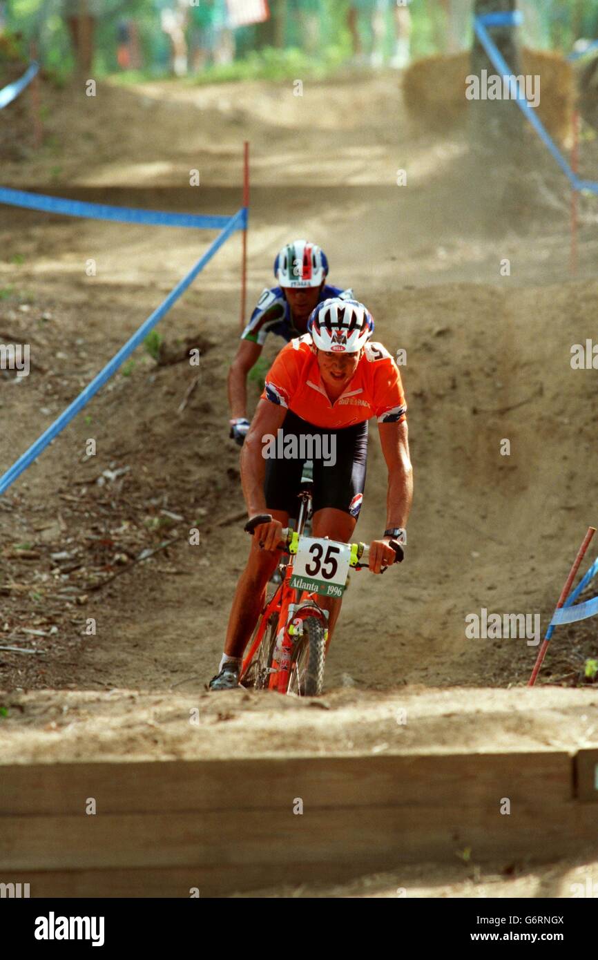 Giochi Olimpici di Atlanta. Bicicletta da montagna da fondo - uomo. Olandese Bart Jan Brentjens in azione Foto Stock