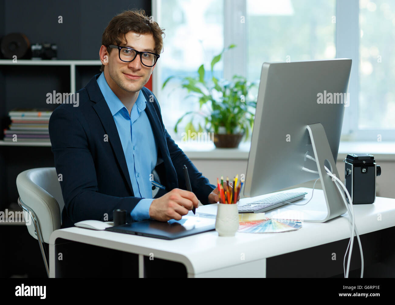 Bel giovane uomo che lavora da casa ufficio - il moderno concetto di business Foto Stock