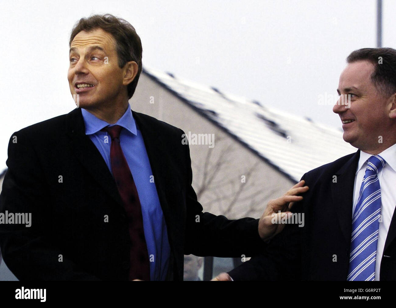 Il primo ministro britannico Tony Blair (a sinistra) saluta il primo ministro scozzese Jack McConnell durante la sua visita al centro affari e tecnologia della Green House a Inverness, in vista della partecipazione alla conferenza annuale del Partito laburista scozzese. Foto Stock