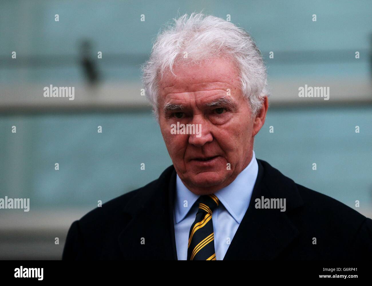 Sean Fitzpatrick, ex presidente e amministratore delegato di Anglo Irish Bank, lascia il Circuit Criminal Court, Dublino, durante il processo di frode ai danni degli ex dirigenti della Anglo Irish Bank. Foto Stock