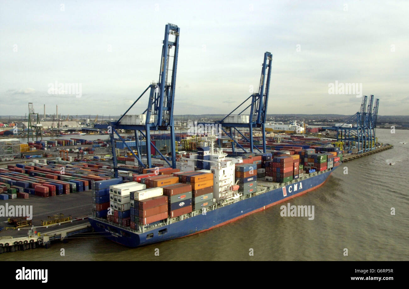 Una vista generale di un container a Tilbury Docks, a sud-est di Londra. 09/03/04: Il deficit commerciale del Regno Unito ha raggiunto oggi un nuovo record mensile di 4.6 miliardi, dopo che le esportazioni verso paesi al di fuori dell'Unione europea hanno registrato una riduzione del 19% in gennaio. Il divario negli scambi di beni e servizi rispetto ai 3.1 miliardi di dicembre è di gran lunga superiore alle aspettative della città di circa 3.3 miliardi. Foto Stock