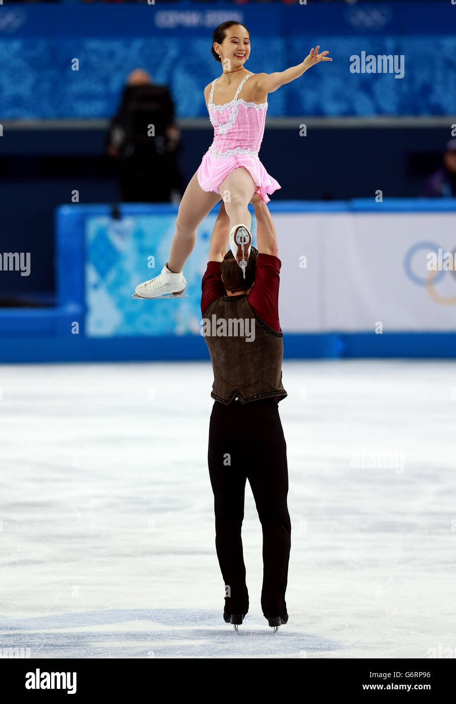 Gli USA Felicia Zhang e Nathan Bartholomay gareggiano durante il breve programma di pattinaggio a figure durante i Giochi Olimpici di Sochi del 2014 a Sochi, Russia. PREMERE ASSOCIAZIONE foto. Data immagine: Martedì 11 febbraio 2014. Guarda LE OLIMPIADI della storia della Pennsylvania. Il credito fotografico deve essere: David Davies/PA Wire. RESTRIZIONI: Solo per i servizi di notizie. Solo a scopo editoriale. Nessuna emulazione video. Foto Stock