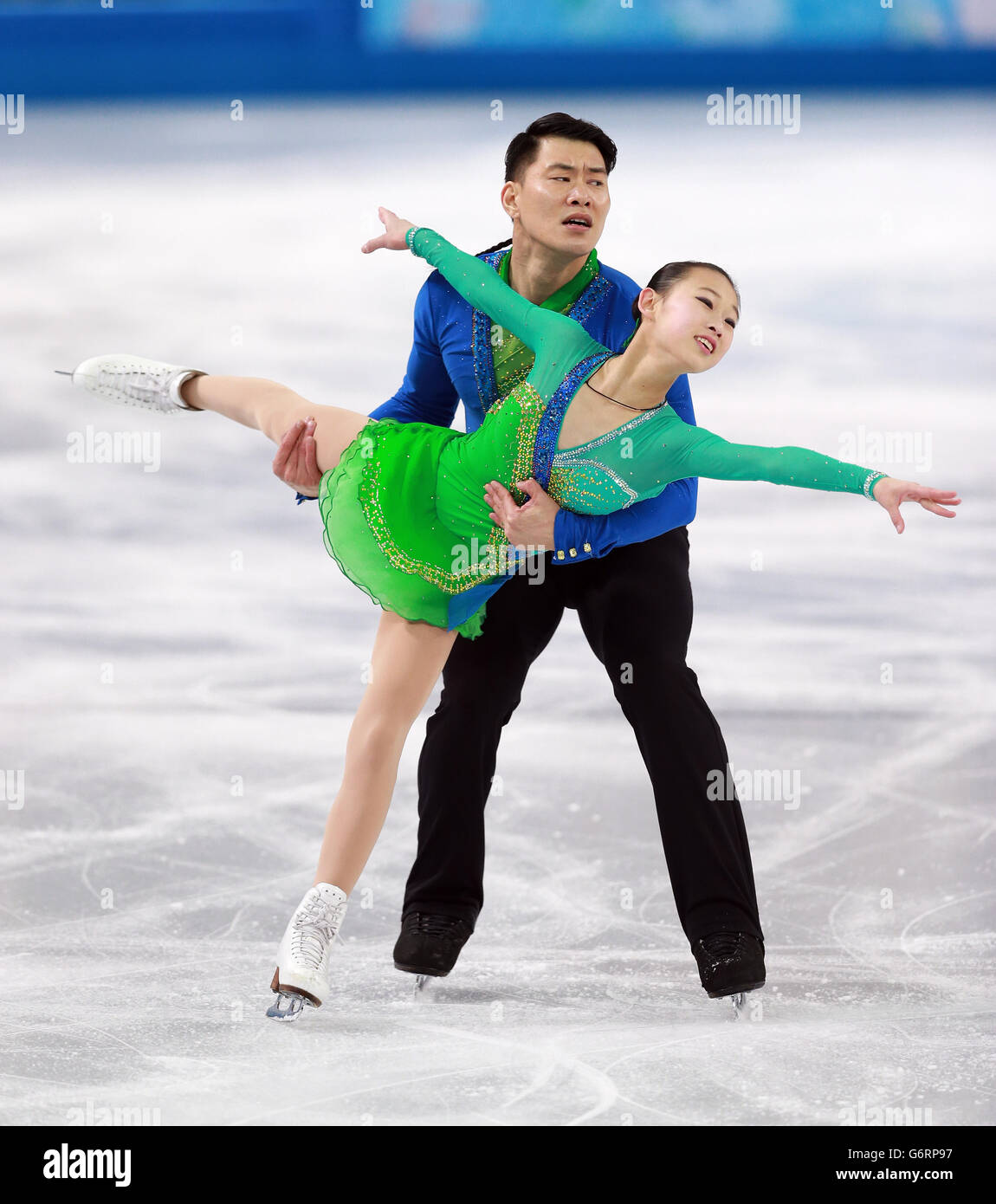 Cheng Peng e Hao Zhang in Cina. Durante il breve programma di paia di pattinaggio di figura durante i Giochi Olimpici Sochi 2014 a Sochi, Russia. PREMERE ASSOCIAZIONE foto. Data immagine: Martedì 11 febbraio 2014. Vedi PA storia OLIMPIADI . Il credito fotografico dovrebbe essere: David Davies/PA Wire. RESTRIZIONI: Solo per i servizi di notizie. Solo a scopo editoriale. Nessuna emulazione video. Foto Stock
