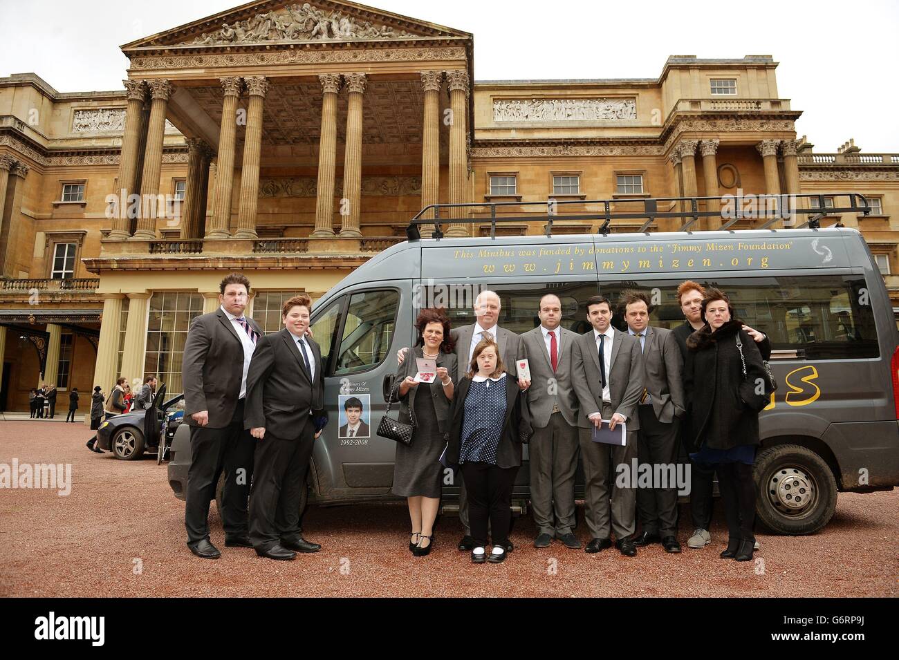 Genitori di Jimmy Mizen, Margaret e Barry Mizen, studenti assassinati, con i loro figli (da sinistra a destra) Danny, George, Samantha, Bobby, Harry, Billy, Tommy e Joanne in piedi accanto al loro jimmyvan, Tenere le medaglie Member of the Order of the British Empire (MBE) dopo essere state loro presentate dal Principe di Galles, durante la cerimonia di investitura a Buckingham Palace nel centro di Londra. Foto Stock