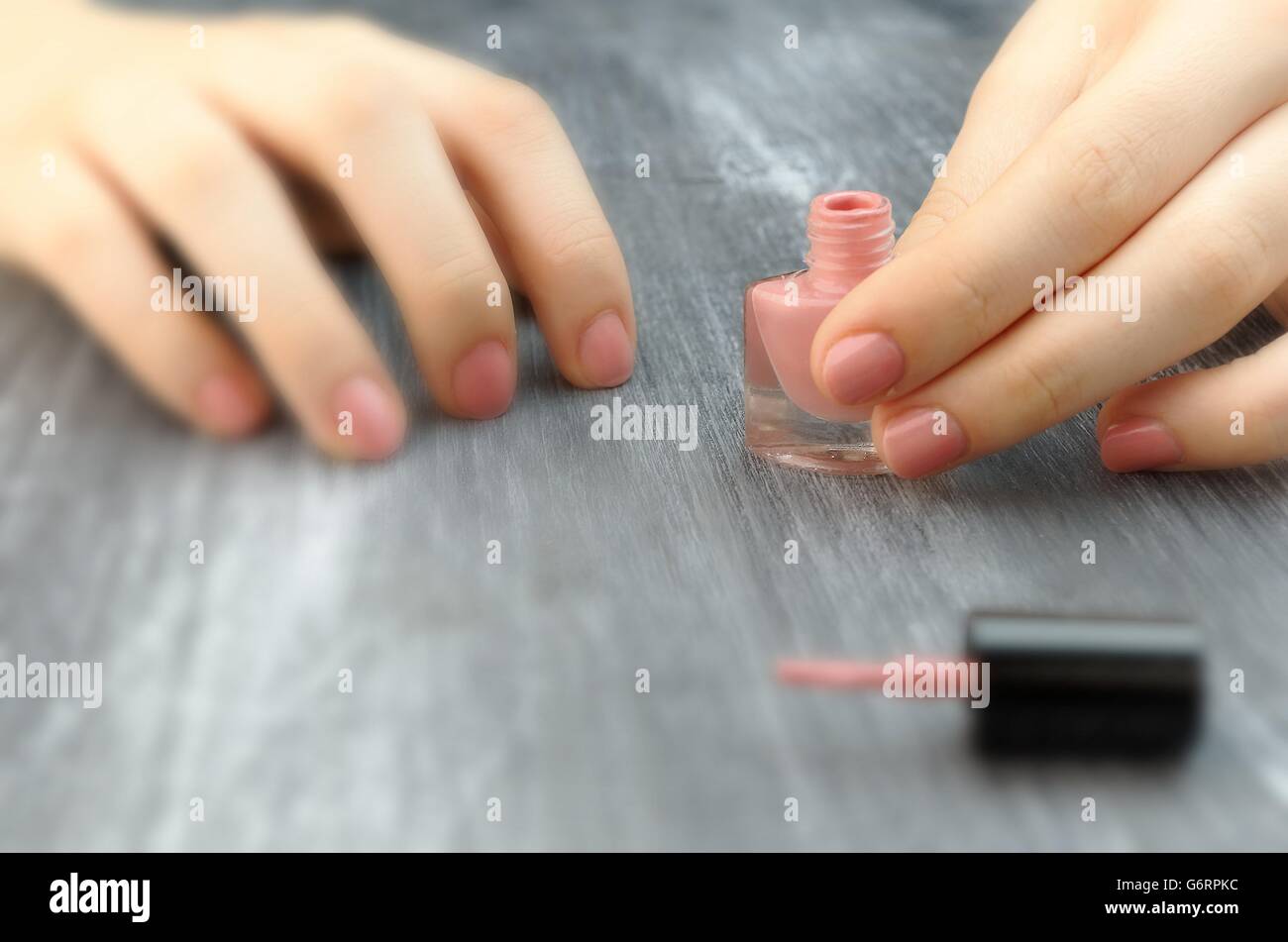 Teen l'applicazione di smalto per unghie per le mani e le dita dei piedi Foto Stock