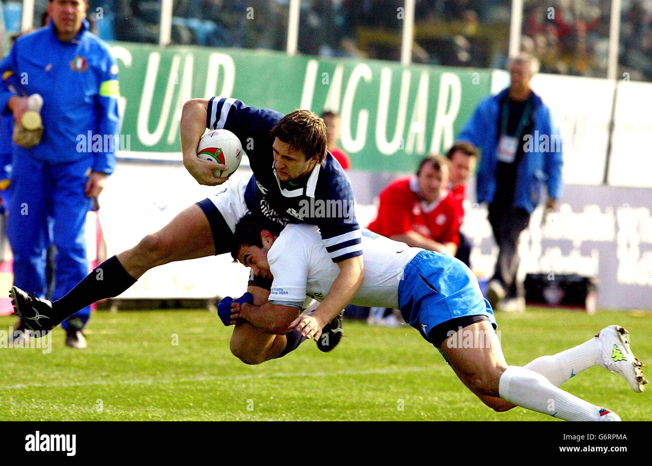 Simon Danielli della Scozia è affrontato dai Gonzalo canale italiani durante la partita RBS 6 Nations allo Stadio Flaminio. Foto Stock