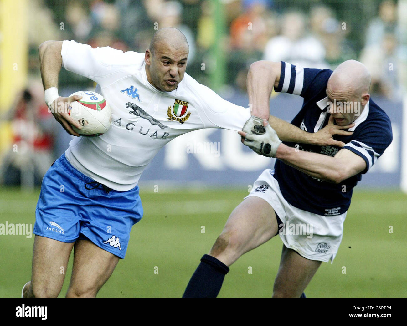 L'italiano Denis Dallan è tenuto dal scozzese Simon Webster (a destra) durante la partita RBS 6 Nations allo Stadio Flaminio di Roma. Foto Stock