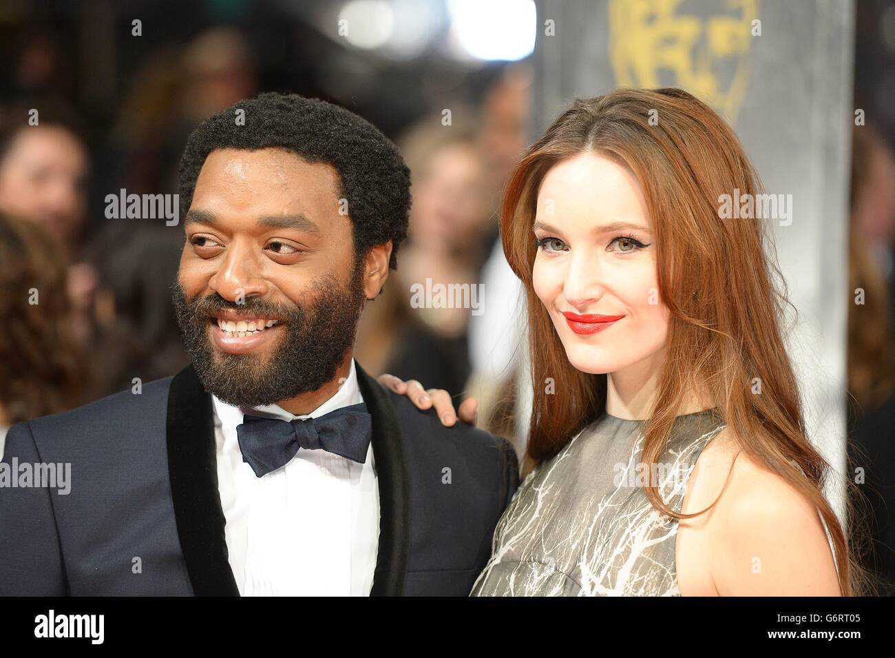 Chiwetel Ejiofor e Saru Mercer arrivano all'EE British Academy Film Awards 2014, presso la Royal Opera House, Bow Street, Londra. Foto Stock