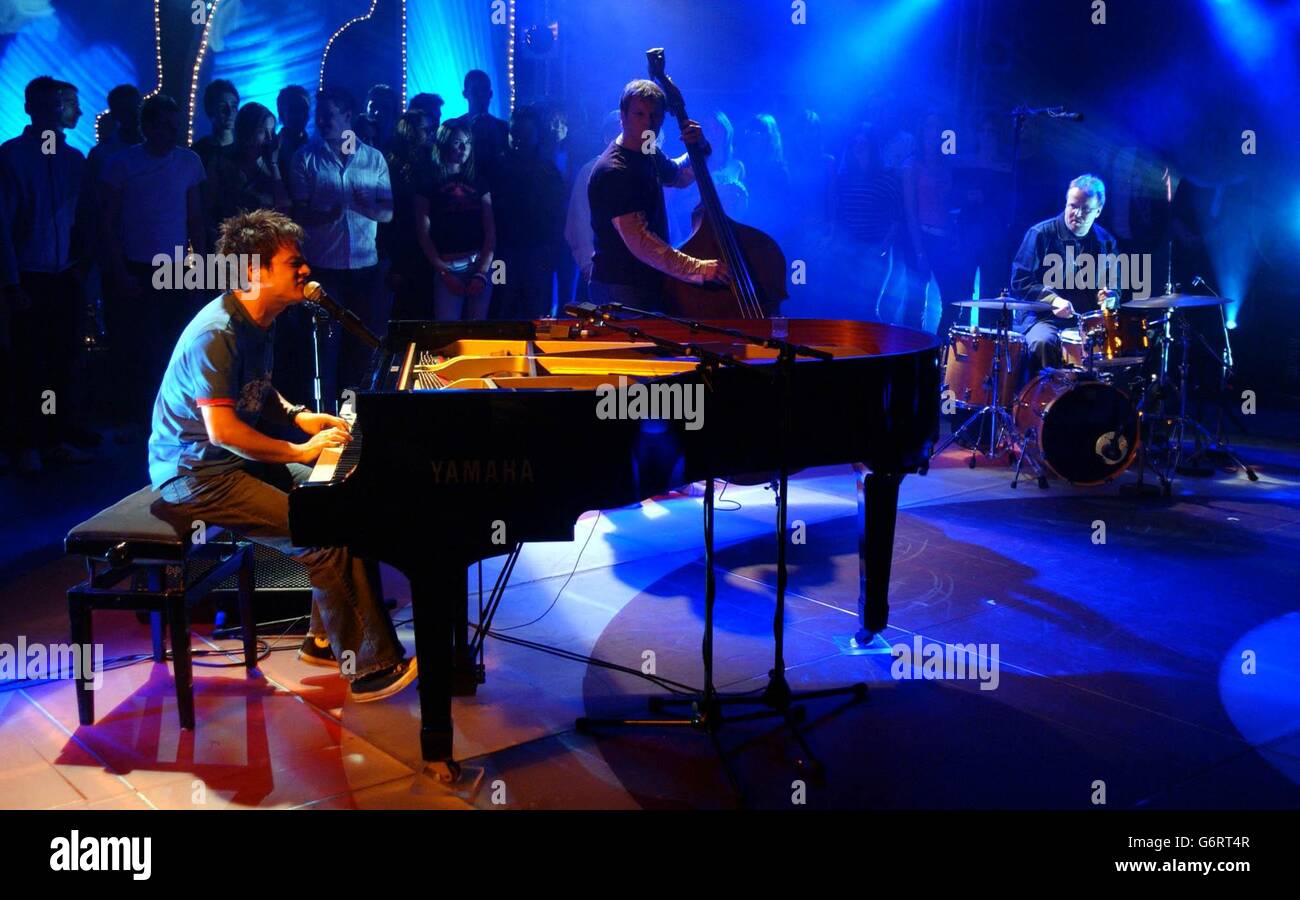 Il musicista jazz Jamie Cullum durante la sua apparizione ospite sul MTV's TRL UK, presso gli MTV Studios di Camden, a nord di Londra. Jamie sta promuovendo è nuovo singolo 'questi sono i giorni', che è stato rilasciato questa settimana. Foto Stock