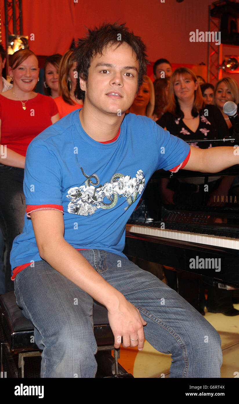 Il musicista jazz Jamie Cullum durante la sua apparizione ospite sul MTV's TRL UK, presso gli MTV Studios di Camden, a nord di Londra. Jamie sta promuovendo è nuovo singolo 'questi sono i giorni', che è stato rilasciato questa settimana. Foto Stock