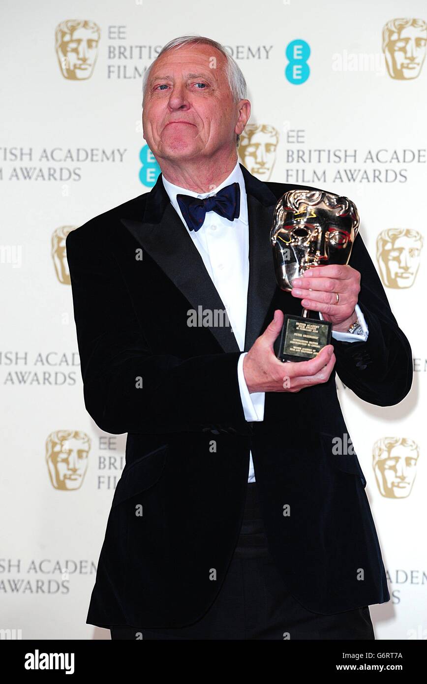 Peter Greenaway con il premio per il contributo straordinario al British Cinema, all'EE British Academy Film Awards 2014, presso la Royal Opera House, Bow Street, Londra. Foto Stock