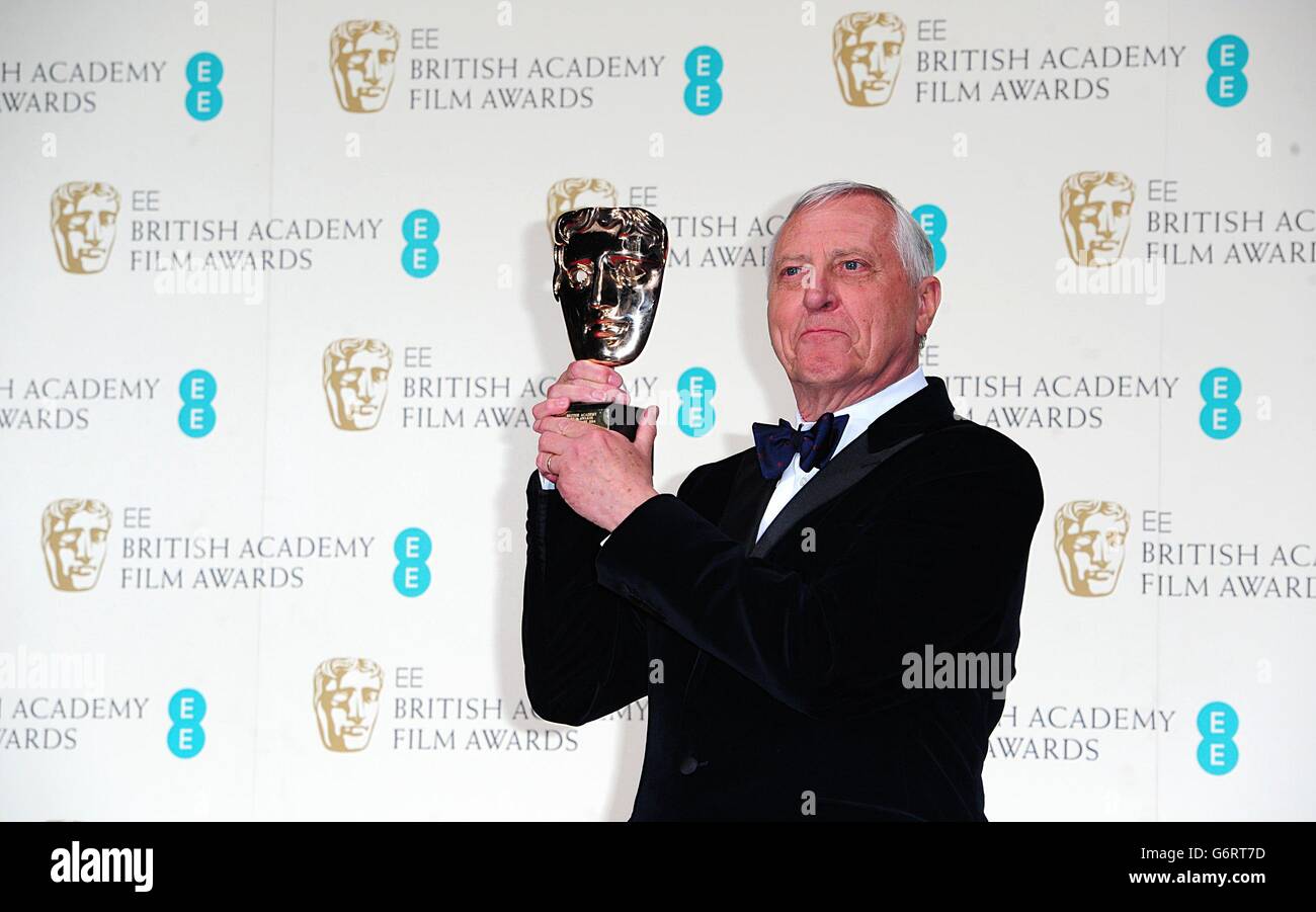 Peter Greenaway con il premio per il contributo straordinario al British Cinema, all'EE British Academy Film Awards 2014, presso la Royal Opera House, Bow Street, Londra. Foto Stock