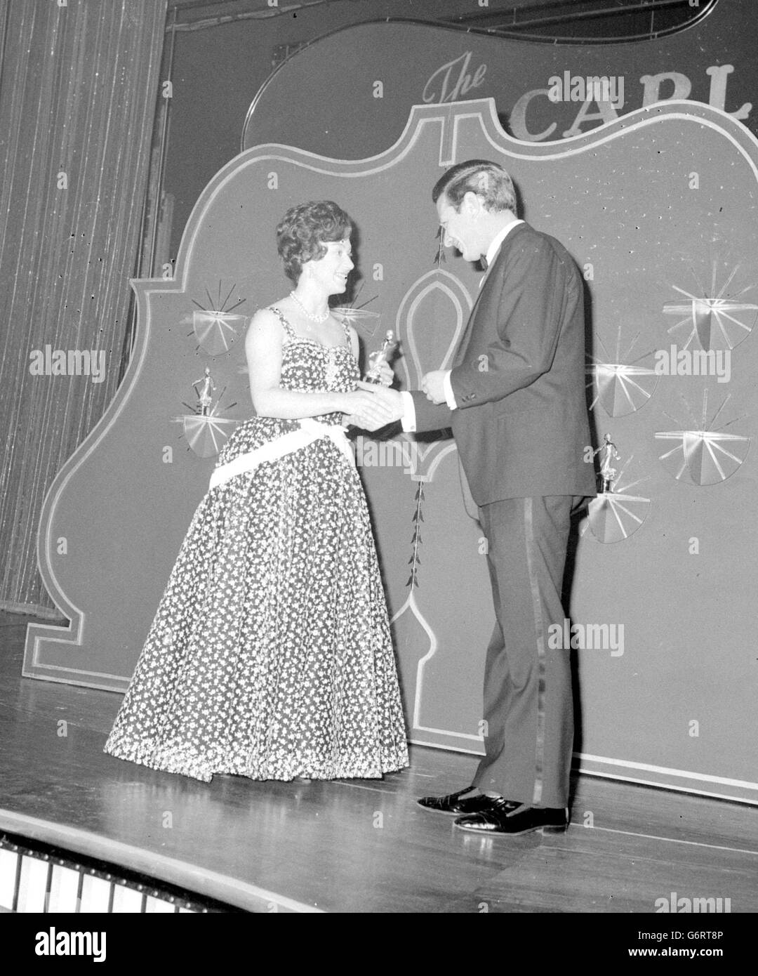 La principessa Margaret presenta il Carl-Alan Dance Awards all'Empire Ballroom di Leicester Square, Londra, consegna il premio per il gruppo più importante al manager dei Beatles Brian Epstein. Lo ricevette per conto dei Beatles, che si trovano nelle Bahamas. La principessa indossa un abito con bordo pieno di organza nera ricamata con margherite bianche. Foto Stock