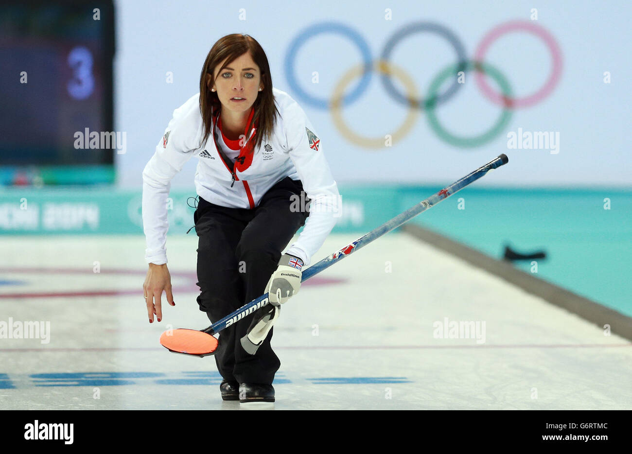 Gran Bretagna Eve Muirhead compete nella curling femminile durante i Giochi Olimpici Sochi 2014 a Sochi, Russia. Foto Stock