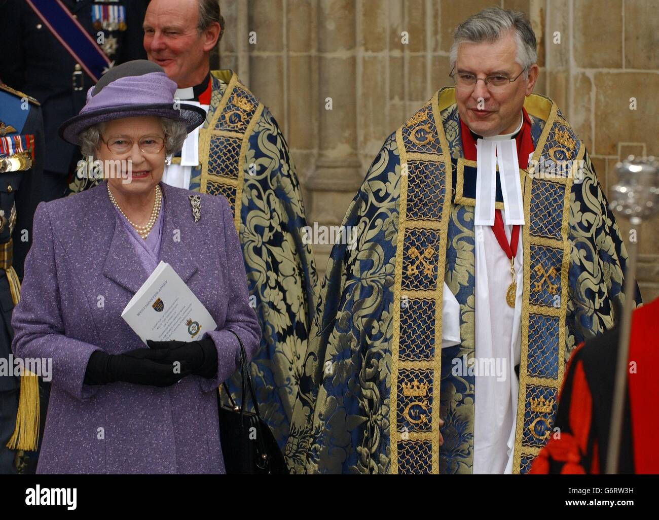 La Regina Elisabetta II è accompagnata dal Decano dell'Abbazia di Westminster, il Dottor Wesley Carr, dopo aver partecipato ad un servizio che rende omaggio ai sacrifici fatti dal comando costiero della RAF durante la seconda guerra mondiale. Il comando costiero e le sue unità attaccate affondarono più di 1,000 navi tedesche utilizzando aerei come Catalinas e Beaufighters, e impedirono al nemico di tagliare le forniture alimentari vitali alla Gran Bretagna. Foto Stock