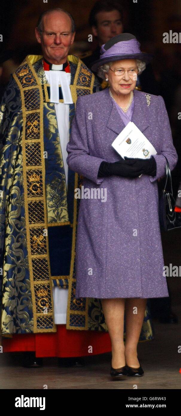 La regina Elisabetta II è accompagnata dal Sub-Decano dell'Abbazia di Westminster, il canone David Hutt, dopo aver partecipato ad un servizio che rende omaggio ai sacrifici fatti dal comando costiero della RAF durante la seconda guerra mondiale. Il comando costiero e le sue unità attaccate affondarono più di 1,000 navi tedesche utilizzando aerei come Catalinas e Beaufighters, e impedirono al nemico di tagliare le forniture alimentari vitali alla Gran Bretagna. Foto Stock