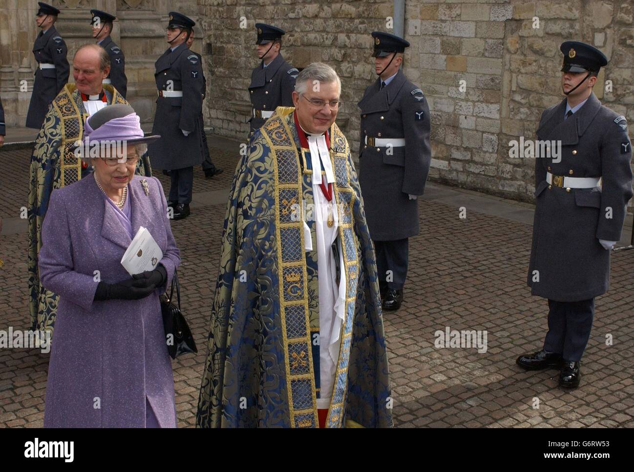 La Regina Elisabetta II è accompagnata dal Decano dell'Abbazia di Westminster, il Dottor Wesley Carr, dopo aver partecipato ad un servizio che rende omaggio ai sacrifici fatti dal comando costiero della RAF durante la seconda guerra mondiale. Il comando costiero e le sue unità attaccate affondarono più di 1,000 navi tedesche utilizzando aerei come Catalinas e Beaufighters, e impedirono al nemico di tagliare le forniture alimentari vitali alla Gran Bretagna. Foto Stock