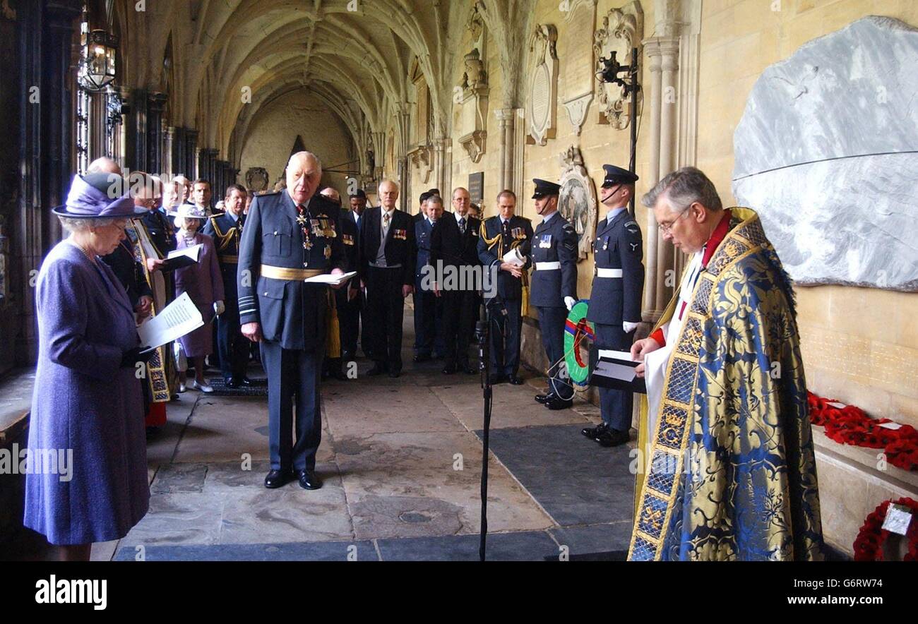 La regina Elisabetta II è invitata da Air Chief Marshall Sir John Barraclough a deporre una corona, durante un servizio che rende omaggio ai sacrifici fatti dal comando costiero RAF nella seconda guerra mondiale, presso Westminster Abbey, Londra. Il comando costiero e le sue unità attaccate affondarono più di 1,000 navi tedesche utilizzando aerei come Catalinas e Beaufighters, e impedirono al nemico di tagliare le forniture alimentari vitali alla Gran Bretagna. Foto Stock