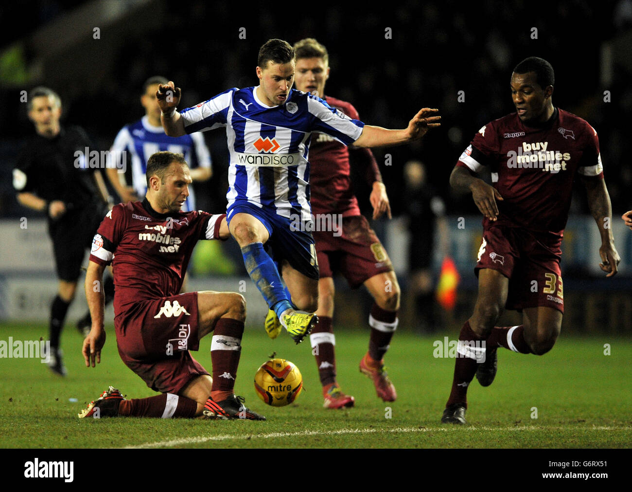 Calcio - Sky Bet Championship - Sheffield Mercoledì v Derby County - Hillsborough. Chris Maguire (centro) di Sheffield Wednesday è sotto pressione da Andre Wisdom (a destra) e John Eustace della contea di Derby Foto Stock