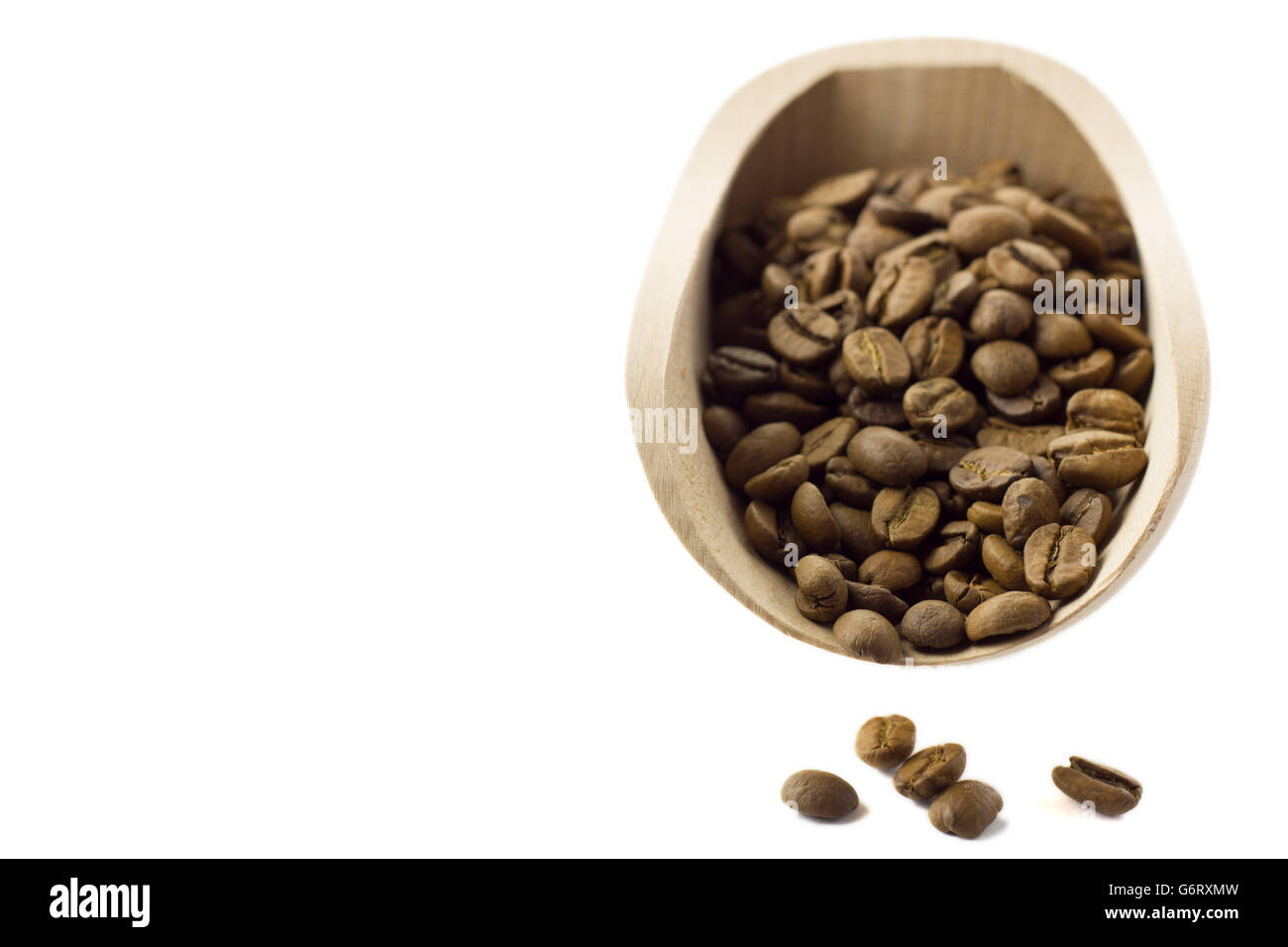 I chicchi di caffè nel cibo la pala su sfondo isolato Foto Stock