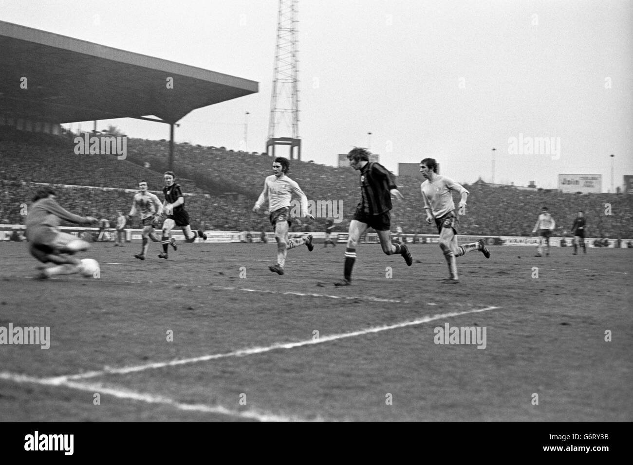 Colin Bell segna per Manchester City ha visto David Webb di Chelsea (6) come Ian Bowyer (Man City) e Ron Harris (Chelsea) guardare il portiere del Chelsea Peter Bonetti tuffarsi invano. Foto Stock