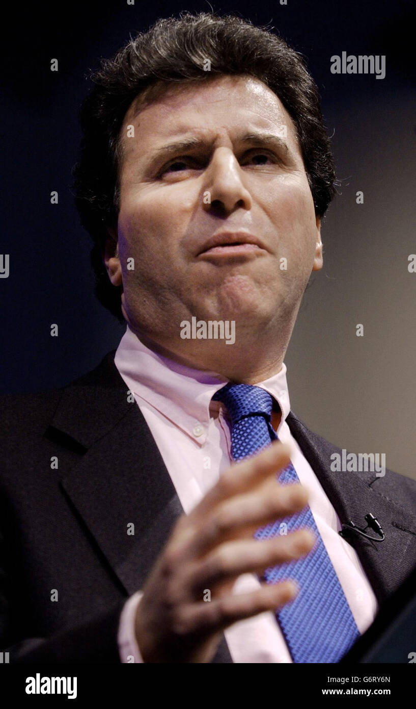 Il cancelliere ombra Oliver Letwin ha tenuto un discorso a Londra, dove ha negato che stava pianificando tagli 'e bruciate' nei servizi pubblici se i conservatori tornano al potere. Letwin ha utilizzato un discorso chiave per delineare i piani per ridurre fino a 35 miliardi di euro dalla spesa pubblica pianificata per evitare una potenziale crisi del debito e un aumento delle tasse. 06/06/04: Il Cancelliere ombra Oliver Letwin ha detto che il NHS 'non esisterà' entro cinque anni da una vittoria elettorale Tory. L'onorevole Letwin ha riferito che il servizio sanitario sarebbe diventato un flusso di finanziamenti che distribuiscono denaro per pagare le persone dove vogliono andare per la loro assistenza sanitaria. Foto Stock