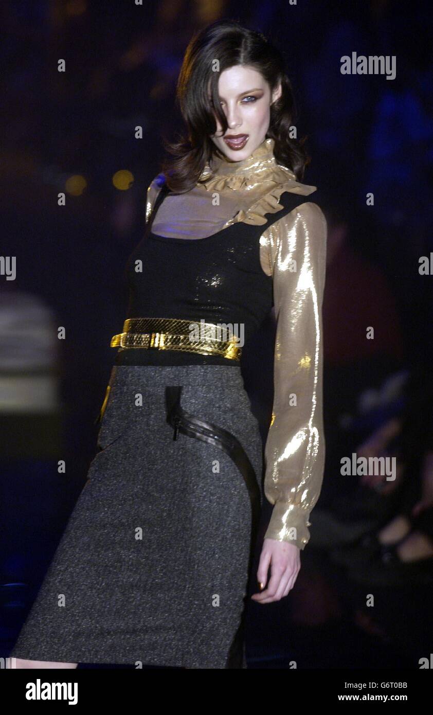 Un modello sulla passerella durante la sfilata della London Fashion Week Autunno/Inverno 2004/5 del designer gallese Julien MacDonald, tenuta presso l'ex Saatchi Gallery Building di Hampstead, a nord di Londra. Foto Stock