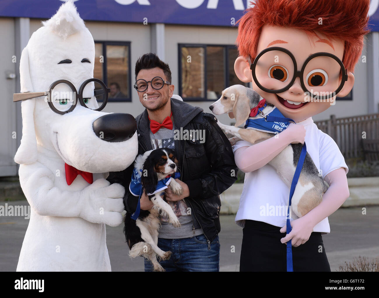 Peter Andre nomina due cani a Battersea Dogs and Cats Home dopo i due personaggi principali della nuova animazione DreamWorks MR Peabody e Sherman a Battersea, Londra. Foto Stock