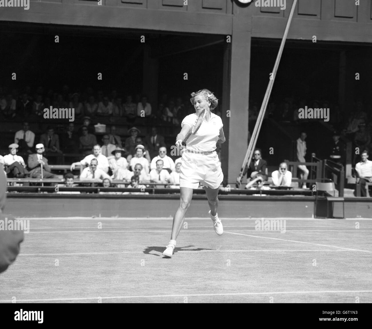 Tennis - Wimbledon - Singles Donna. Louise Brough d'America in azione a Wimbledon, dove ha battuto Brewer di Bermuda. Foto Stock