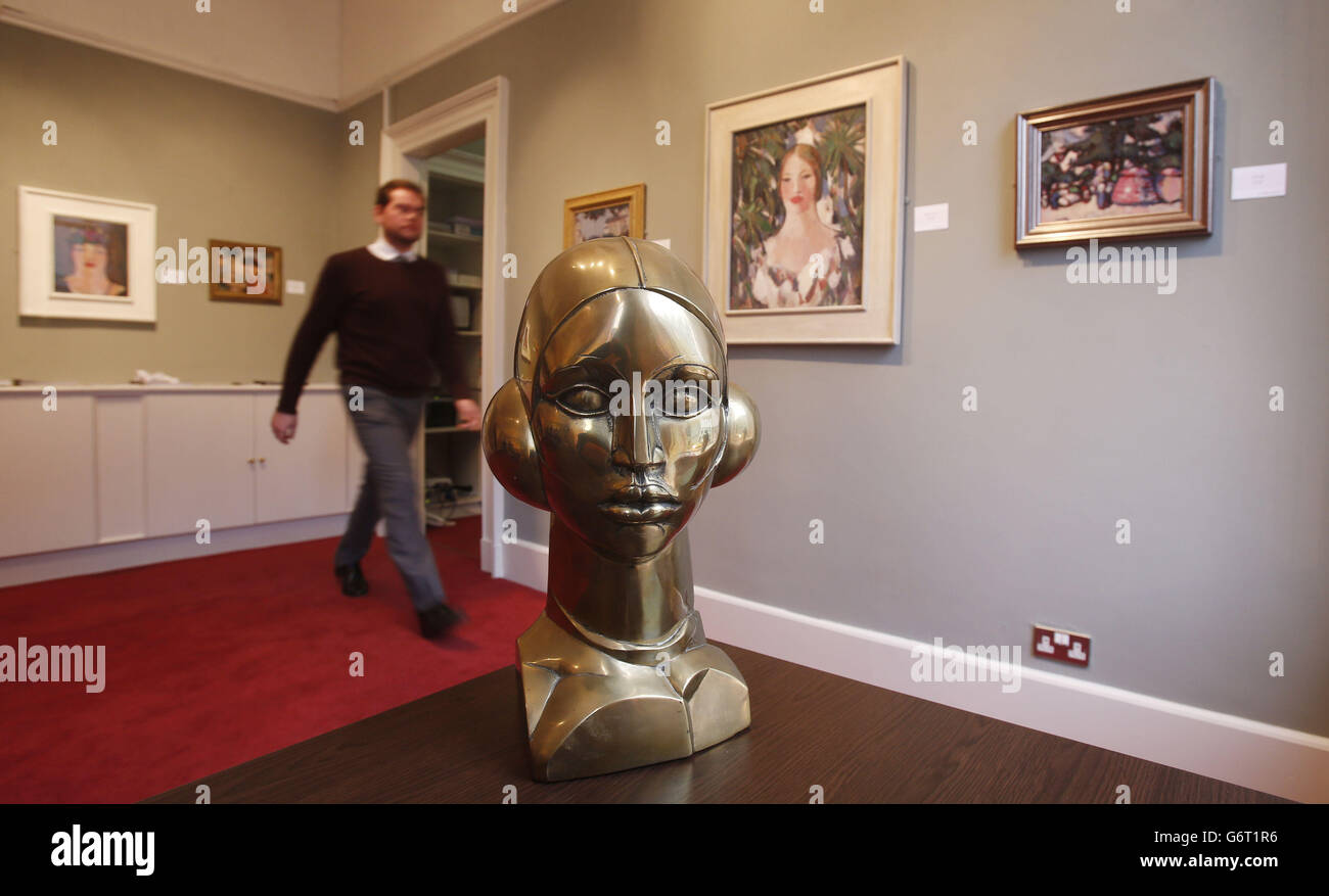 Il curatore James McNaught è raffigurato con una scultura in bronzo dell'artista John Duncan Fergusson dal titolo 'Eastre, Hymn al Sole' valutato a &Pound;12,000 a &Pound;18,000 a Lyon & Turnbull Auctioneers, Glasgow. Foto Stock