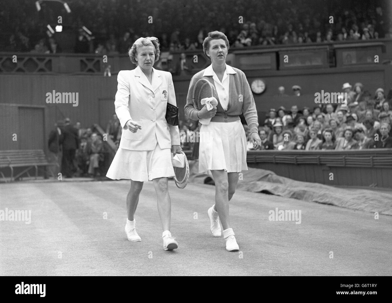 Tennis - 1947 campionati di Wimbledon - Singolare femminile - Quarti - Nancye Bolton v Louise Brough - Wimbledon Foto Stock