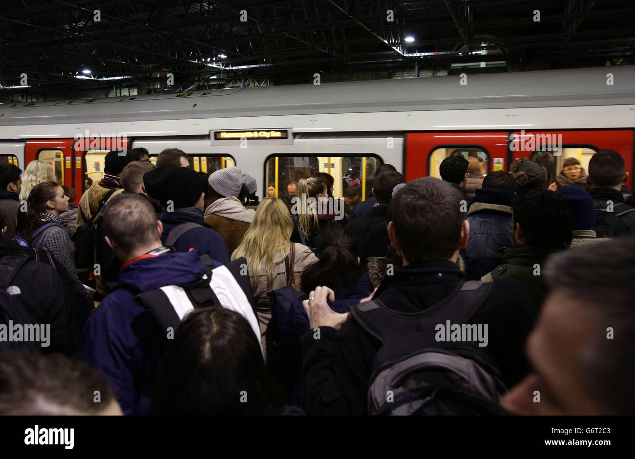 Pendolari in attesa di salire a bordo di un treno alla stazione della metropolitana di Farringdon, Londra, durante uno sciopero della metropolitana di 48 ore, mentre i lavoratori della metropolitana di Londra colpiscono i tagli di lavoro pianificati e la chiusura delle biglietterie. Foto Stock