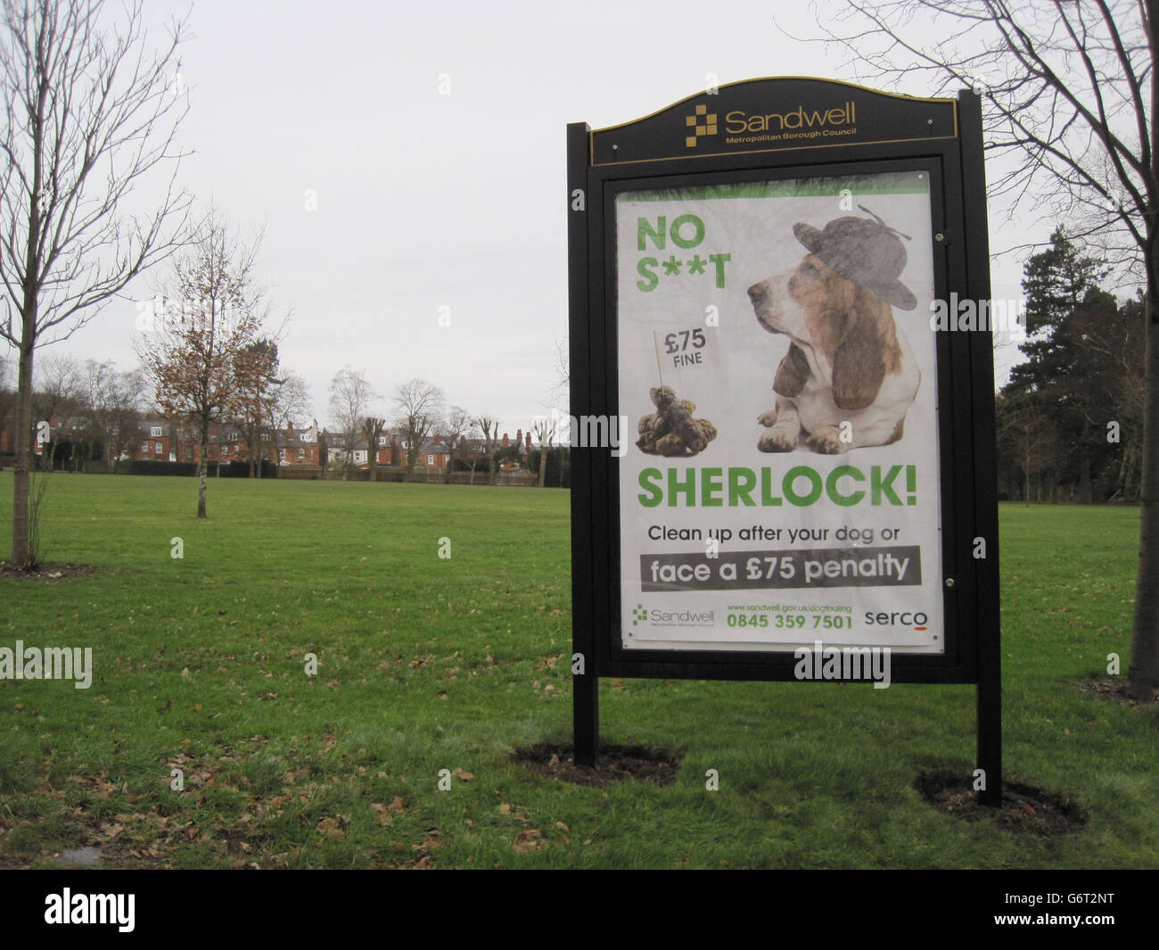 Uno dei nuovi poster del Sandwell Council in Lightwoods Park in Bearwood con immagini grafiche di disordine di cani che sono stati incendiati per l'utilizzo dello slogan "No S**t Sherlock!". Foto Stock